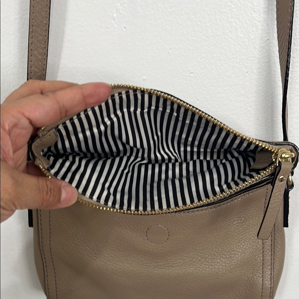 Kate Spade Brown Crossbody Bag with Timeless Appeal - Picture 5 of 9